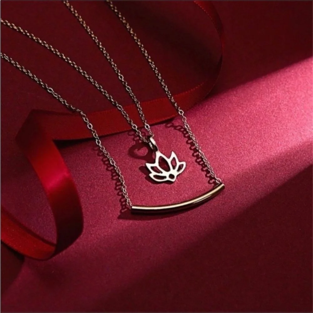 Gold lotus necklace - Picture 7 of 8